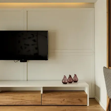 Nest Mirror Apartment