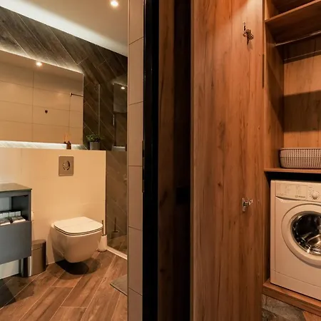 Nest Mirror Apartment
